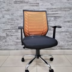 Кресло Barneo K-138 для персонала (черная ткань оранжевая сетка) в Верхней Пышме - verhnyaya-pyshma.mebel24.online | фото